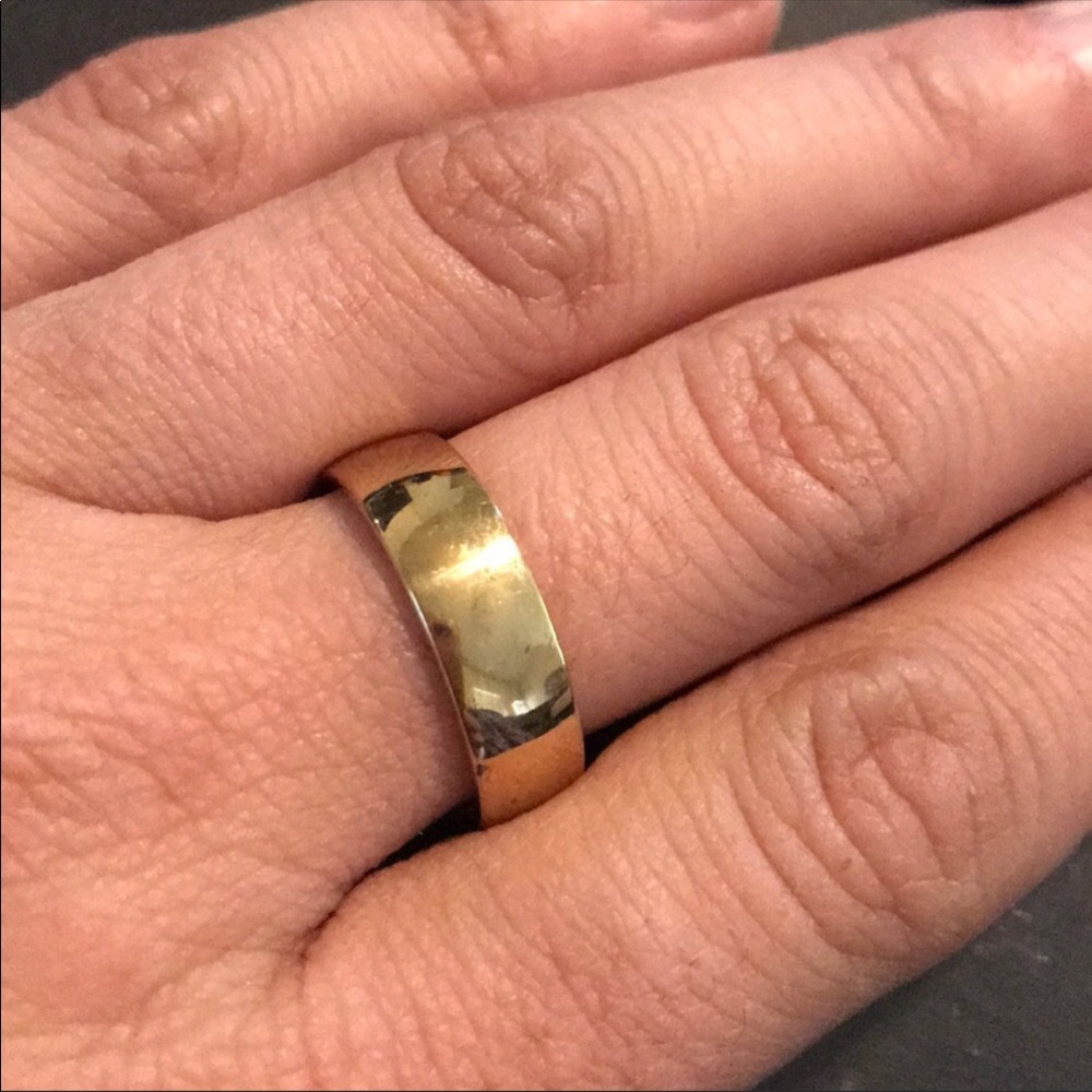 Gorgeous gold wedding band